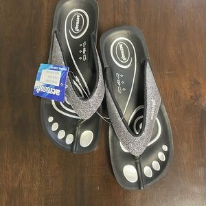 NWT Aerosoft flip flops